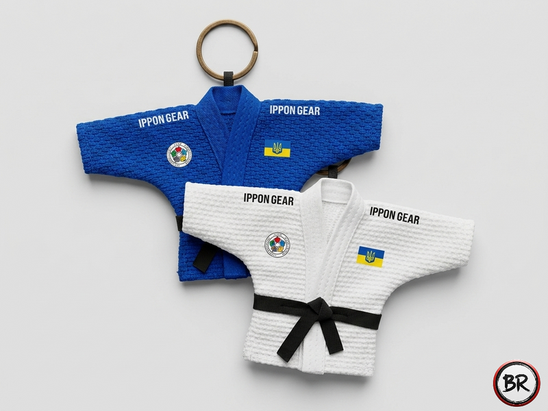 Сувенірне кімоно-брелок IPPON GEAR 18&times;10 см &mdash; міні дзюдо кімоно (біле/синє) для ключів, рюкзака та авто IPPON GEAR-18 фото