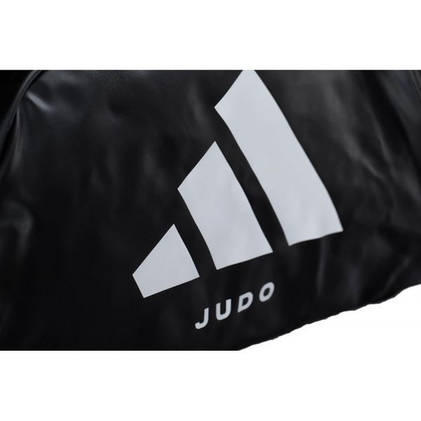 Передня частина сумки-рюкзака Adidas Judo з великим логотипом Adidas
